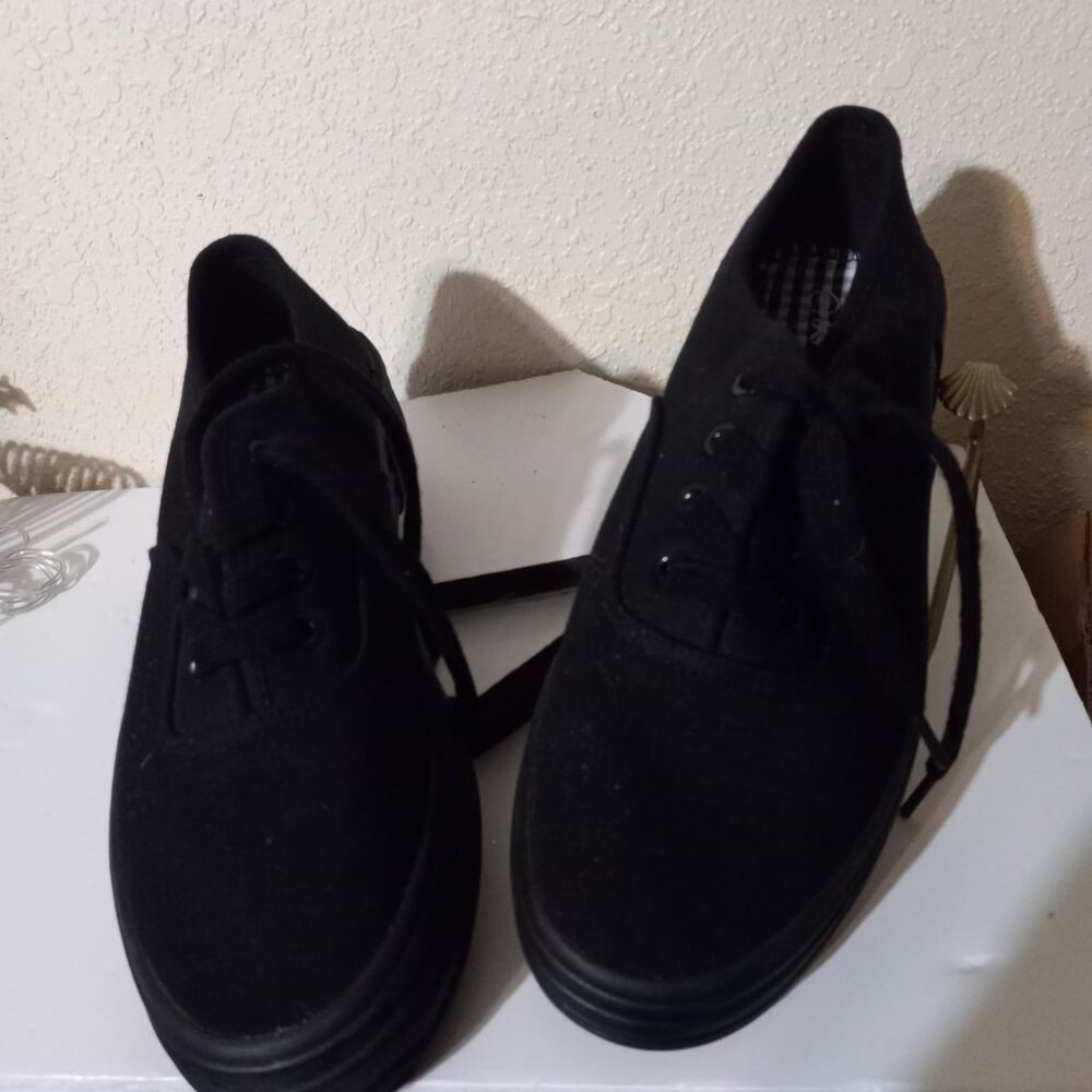 US-Sports Black tennis shoes.